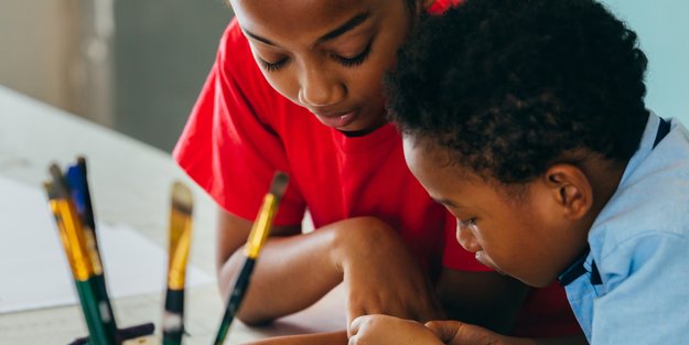 Papierschöpfen mit Kindern: Jetzt wird gematscht