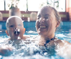 Babyschwimmen: Expertinnentipps für den ersten Schwimmkurs eures Babys