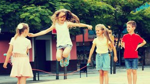4 Boomer‑Skills, die fast verschwunden sind, weil Kinder sie nicht mehr lernen