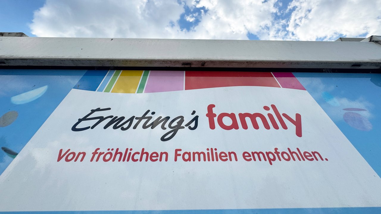Sommerlich wird es mit diesem süßen Baby-Sonnenhut im Erdbeerlook von Ernsting's.