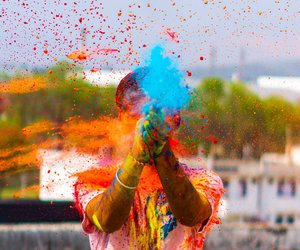 Kindgerecht erklärt: Was wird beim Holi-Fest gefeiert? 