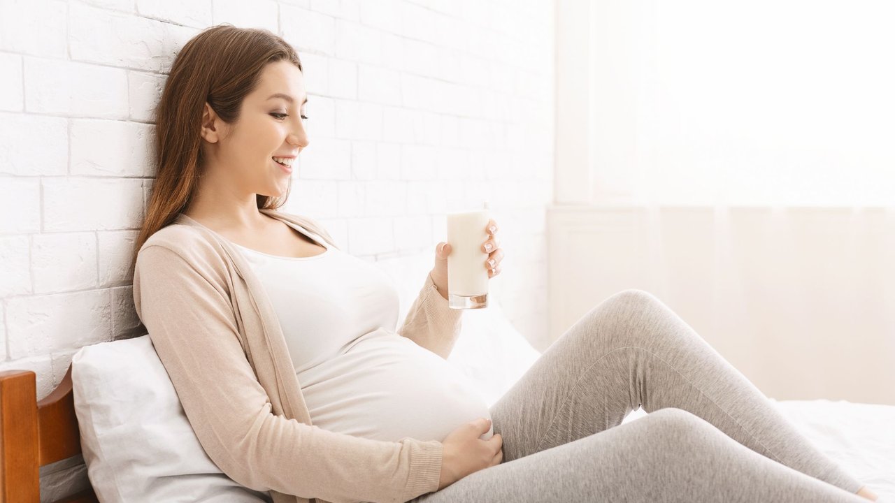 Calcium in der Schwangerschaft: Schwangere trinkt ein Glas Milch