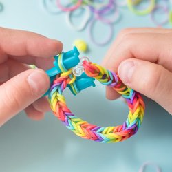 Immer noch cool: 9 spaßige Bastelideen mit Loom Gummi-Bändern