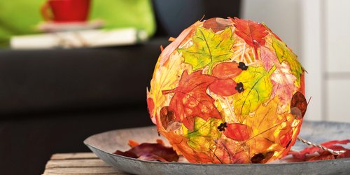 Herbst-Stimmung garantiert: Mit diesen easy DIY-Blätter-Leuchten