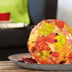 Herbstdeko selber machen: Coole Leucht-Kugel aus Laubblättern