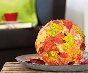 Herbstdeko selber machen: Diese leuchtende Herbstkugel aus Blättern ist ein Hingucker