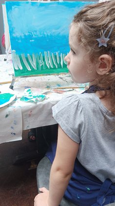 Der Himmel ist fertig, jetzt werden die Blumenstile gemalt.
