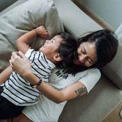 Mental Health & Equal Care: Die 6 Erziehungs-Hacks, die nur Millennial-Eltern kennen