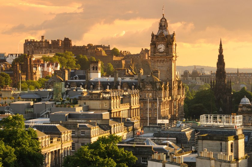 Blick auf Edinburgh bei Sonnenuntergang