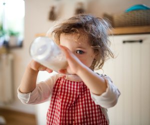 Flasche abgewöhnen: Mit diesen 5 Tipps klappt das viel entspannter