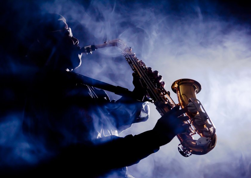 Mann mit Saxophon in atmosphärischem Rauch
