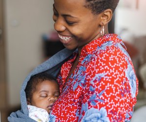 Laut Stiftung Warentest: Das sind die 3 besten Babytragen für Säuglinge