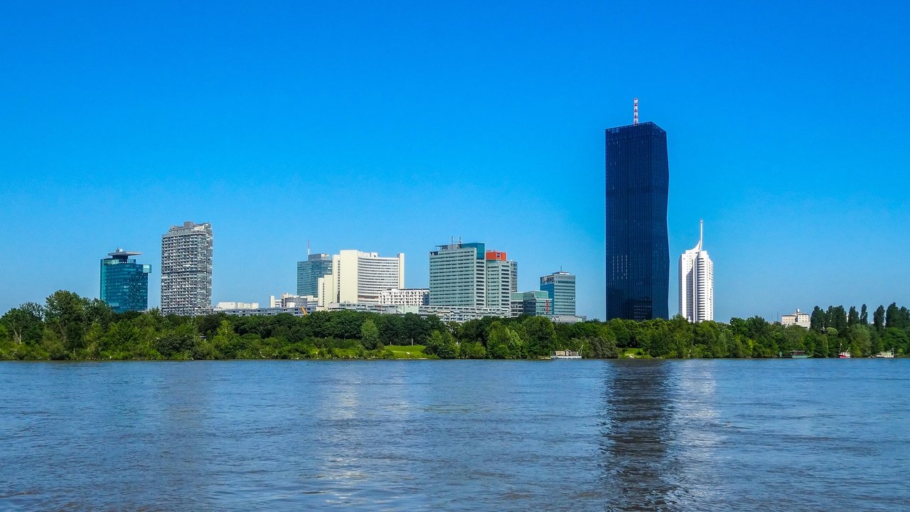 Die Donau ist ein bekannter Fluss mit D. Hier fließt die Donau durch Wien. 