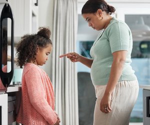 Vorsicht toxisch: 11 Verhaltens­weisen, mit denen wir unseren Kindern schaden können