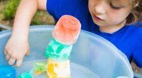 Bunte Eiswürfel: Für diese farbenfrohen Hitzekiller werden euch eure Kinder feiern