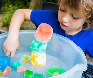 Bunte Eiswürfel: Für diese farbenfrohen Hitzekiller werden euch eure Kinder feiern