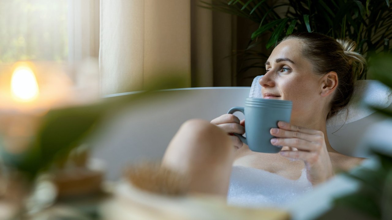 Erkältungsbad in der Schwangerschaft: Frau entspannt in Badewanne