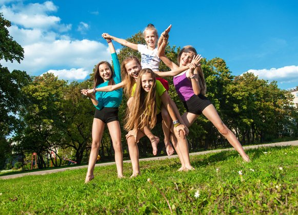 Zirkus-Geburtstag: Kinder machen eine akrobatische Menschenpyramide