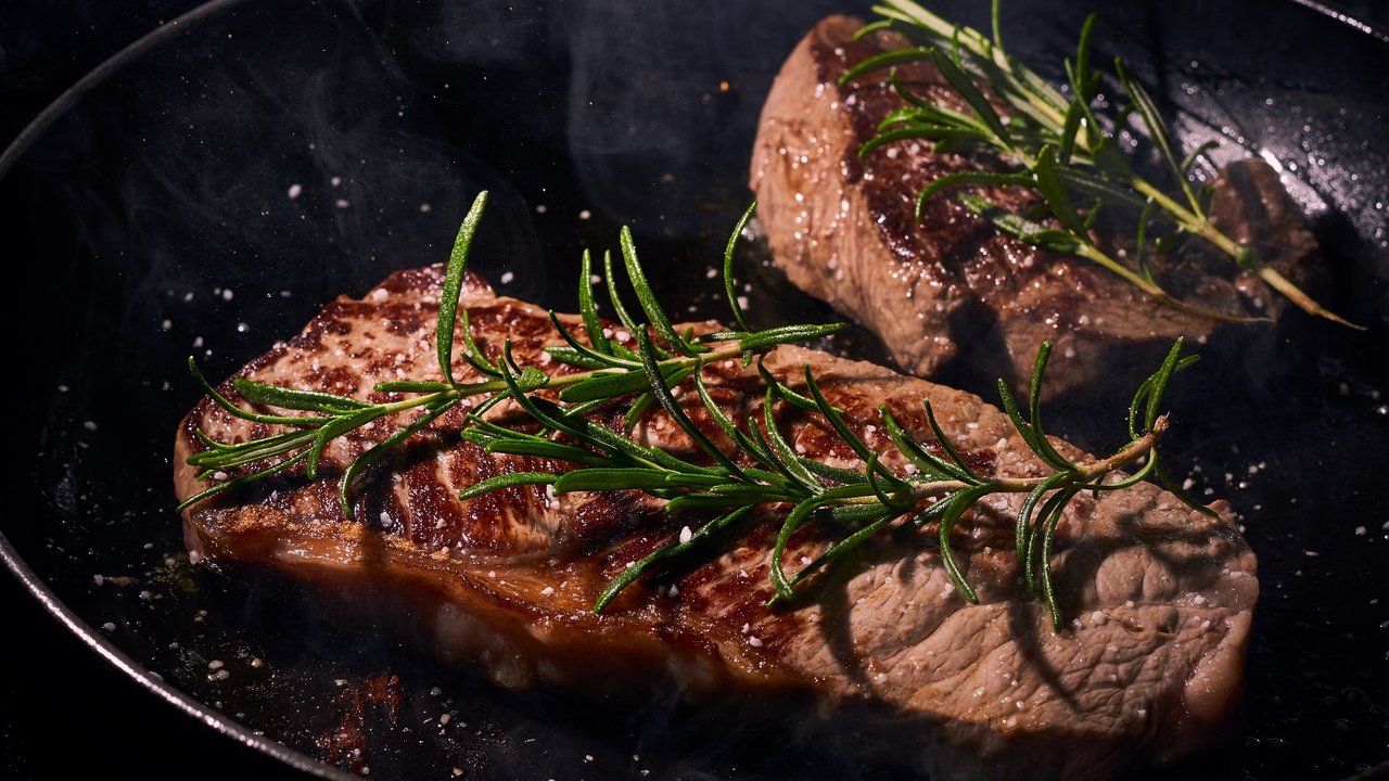 Perfekt gebratenes Steak mit frischem Rosmarin – Genuss pur!