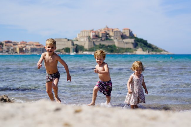 Kinder am Strand auf Korsika