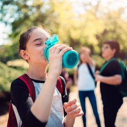 Trinkflasche für Kinder: Unsere 8 Favoriten aus Metall, Kunststoff & Glas