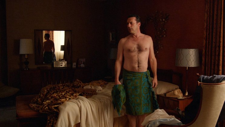 Dad Bod: Jon Hamm als Don Draper in der Serie "Mad Men" zeigt seinen Körper, der in die Kategorie Dad Bod fallen dürfte.