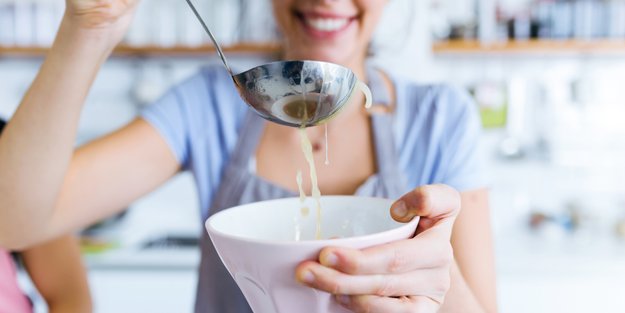 Wochenbettsuppe: 3 Rezepte für stärkende Kraftsuppen