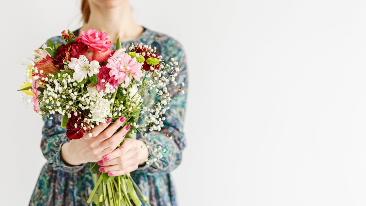 Geschenke Erzieherin: Frau mit Blumenstrauß