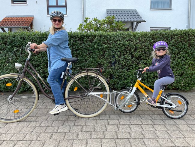 Tandemstange Fahrrad: Mutter und Kind nutzen Tandemstangen-System Follow Me