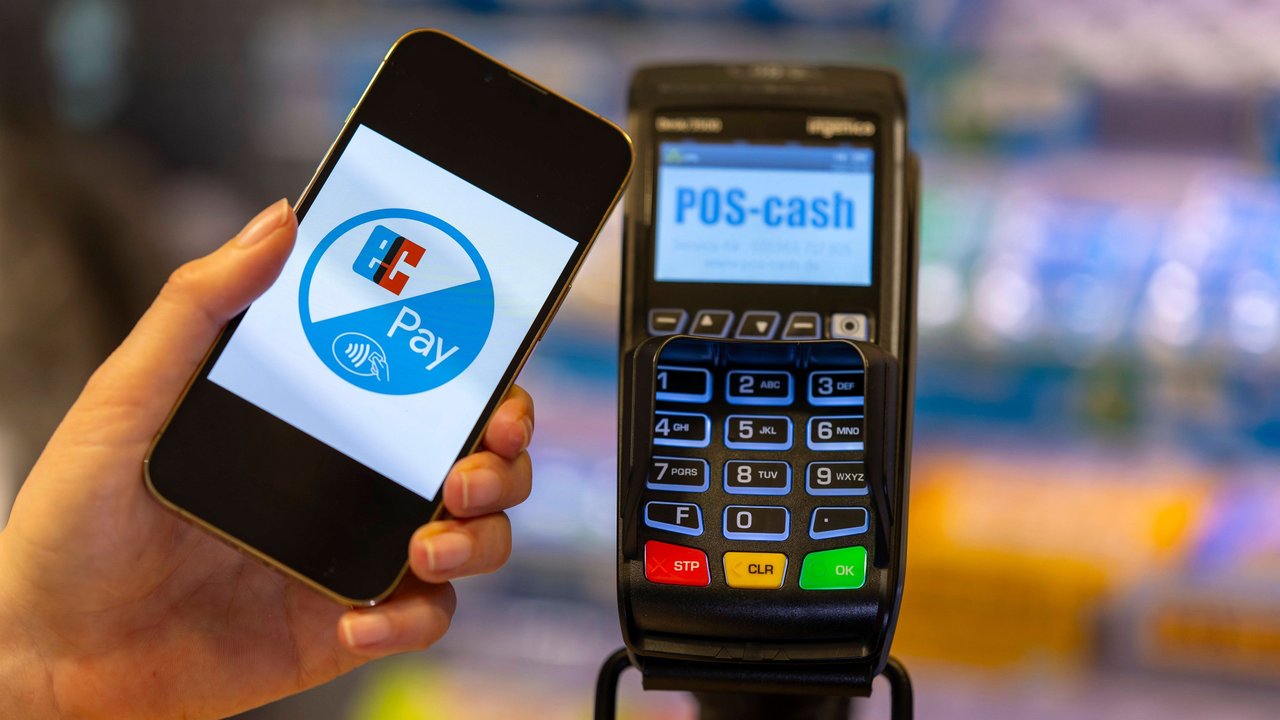 Mit der digitalen Girocard wird mittels NFC bezahlt.