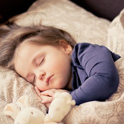 Magische Nächte: Der Nachtlicht-Projektor für das Kinderzimmer jetzt bei Rossmann