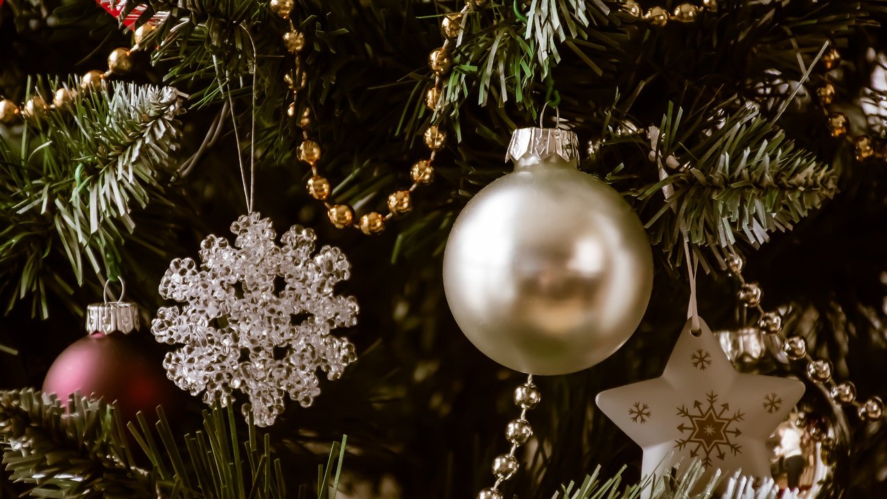 Ein hübsch geschmückter Weihnachtsbaum ist eine wunderschöne Tradition.