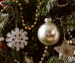 Verwandelt euren Weihnachtsbaum in ein Highlight: Das Weihnachtskugel-Set von Ernsting's family