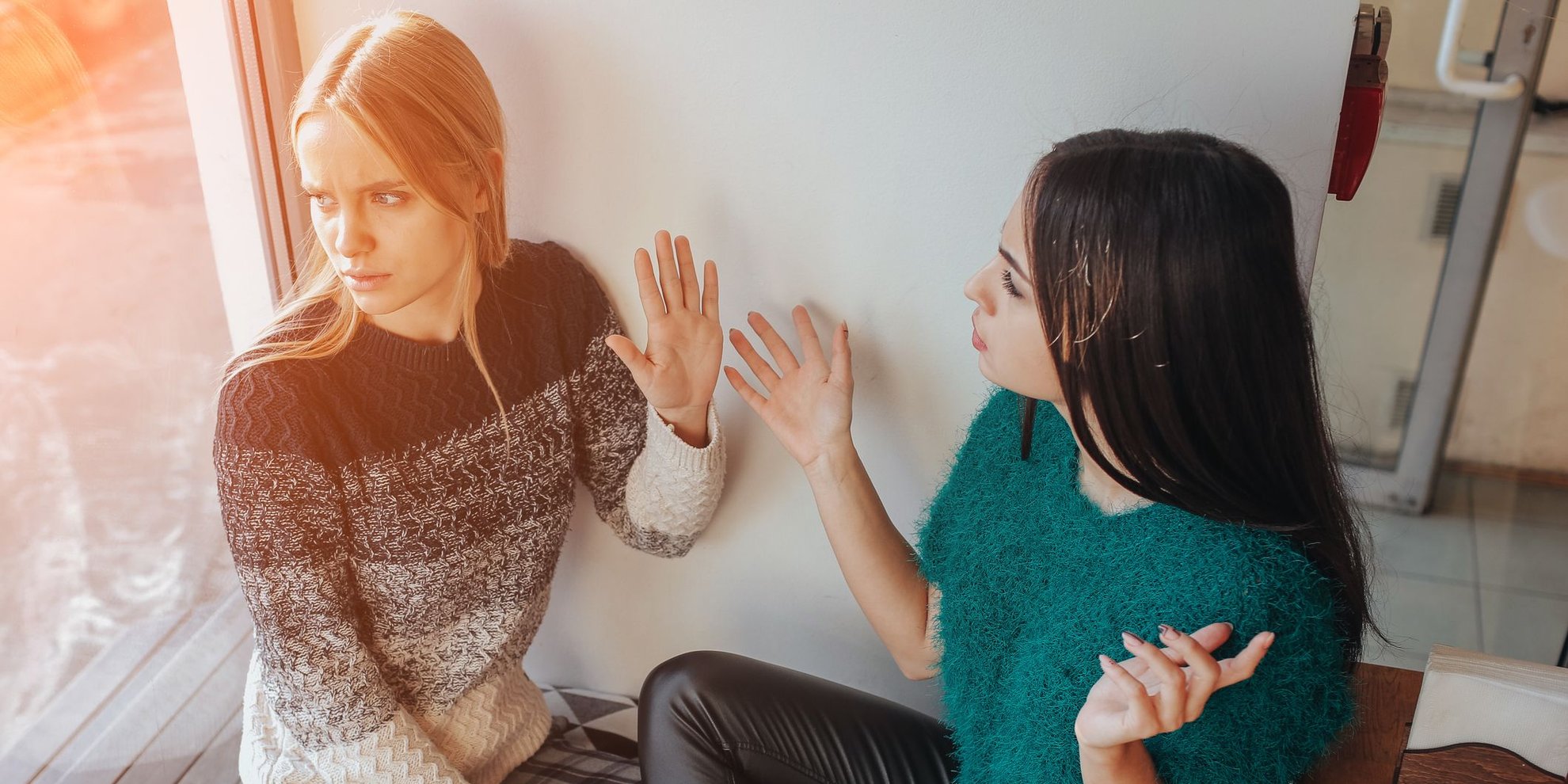 Wenn die Schwester immer im Mittelpunkt steht: Umgang mit narzisstischen Geschwistern