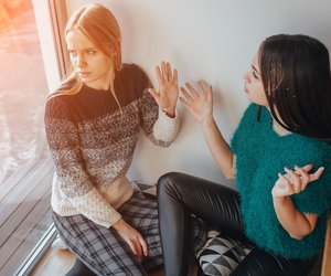 Wenn die Schwester immer im Mittelpunkt steht: Umgang mit narzisstischen Geschwistern