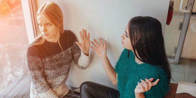 Wenn die Schwester immer im Mittelpunkt steht: Umgang mit narzisstischen Geschwistern