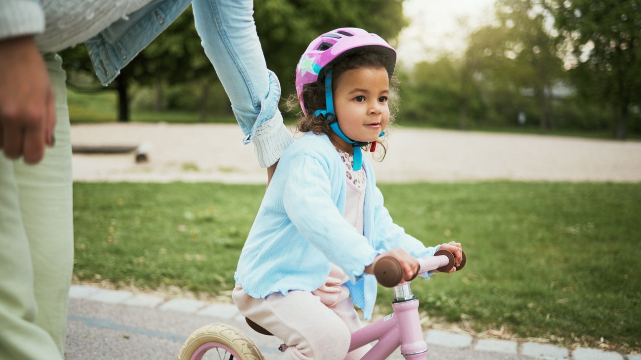 Fahrradfahren lernen - Kind lernt Fahrradfahren