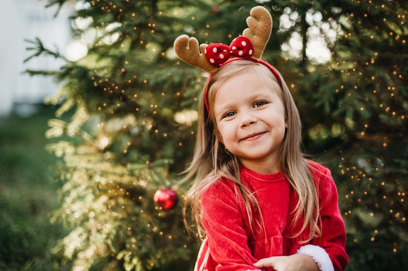 Weihnachtsgedichte für Kinder zum Aufsagen: Mädchen mit Weihnachtsschmuck