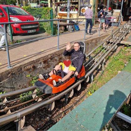 Harz mit Kindern: Beim Brocken-Coaster in Schierke wird man per eingehaktem Seilzug nach oben gezogen.