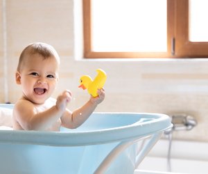 Badewannensitz fürs Baby: 5 Modelle, die wir euch empfehlen können