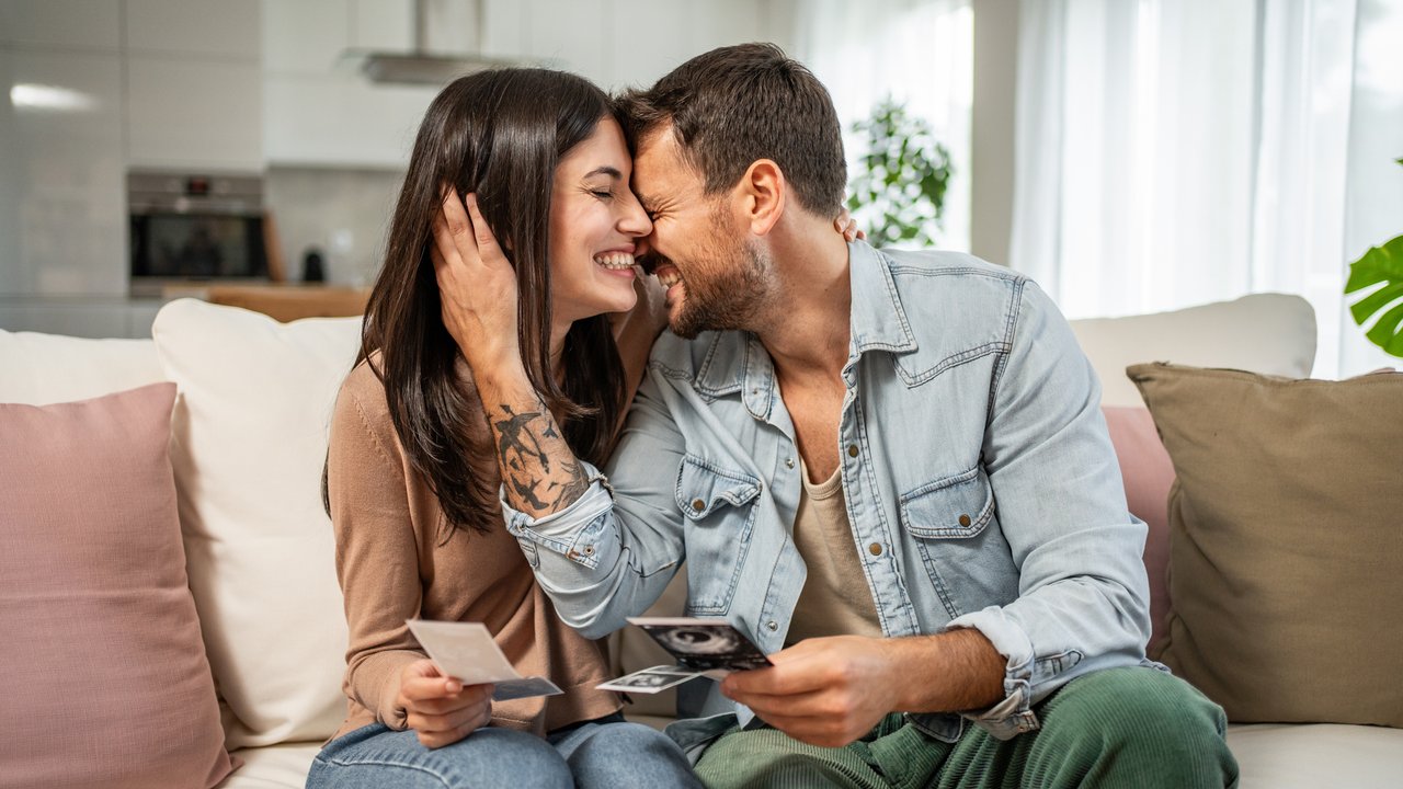 Schwangerschaft verkünden: Paar freut sich über Ultraschallbild