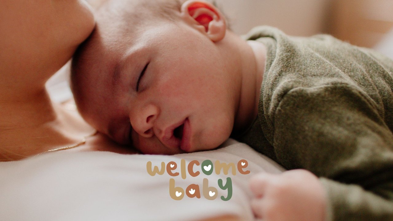 Glückwünsche zur Geburt eines Jungen: Baby in grünem Body schläft