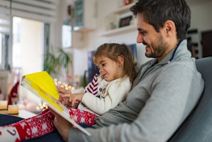 Gemeinsam Lesen ist eine wunderbare Beschäftigung in der Vorweihnachtszeit