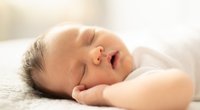 Schlafposition beim Baby: Warum die Bauch- und Seitenlage anfangs nicht sicher ist