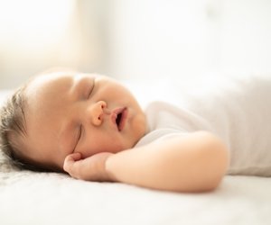 Schlafposition beim Baby: Warum die Bauch- und Seitenlage anfangs nicht sicher ist