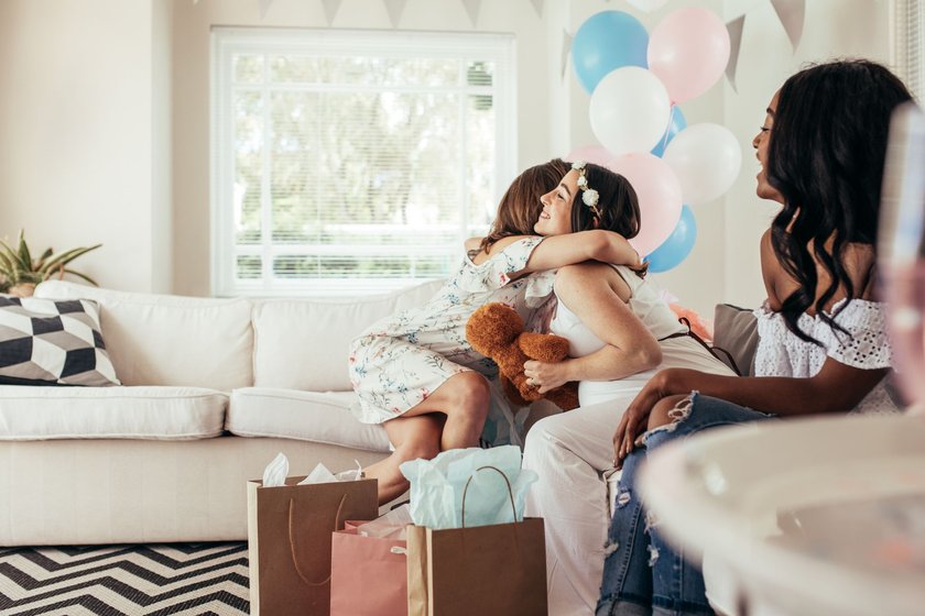 Geschenke für Schwangere: Freundinnen zur Babyshower