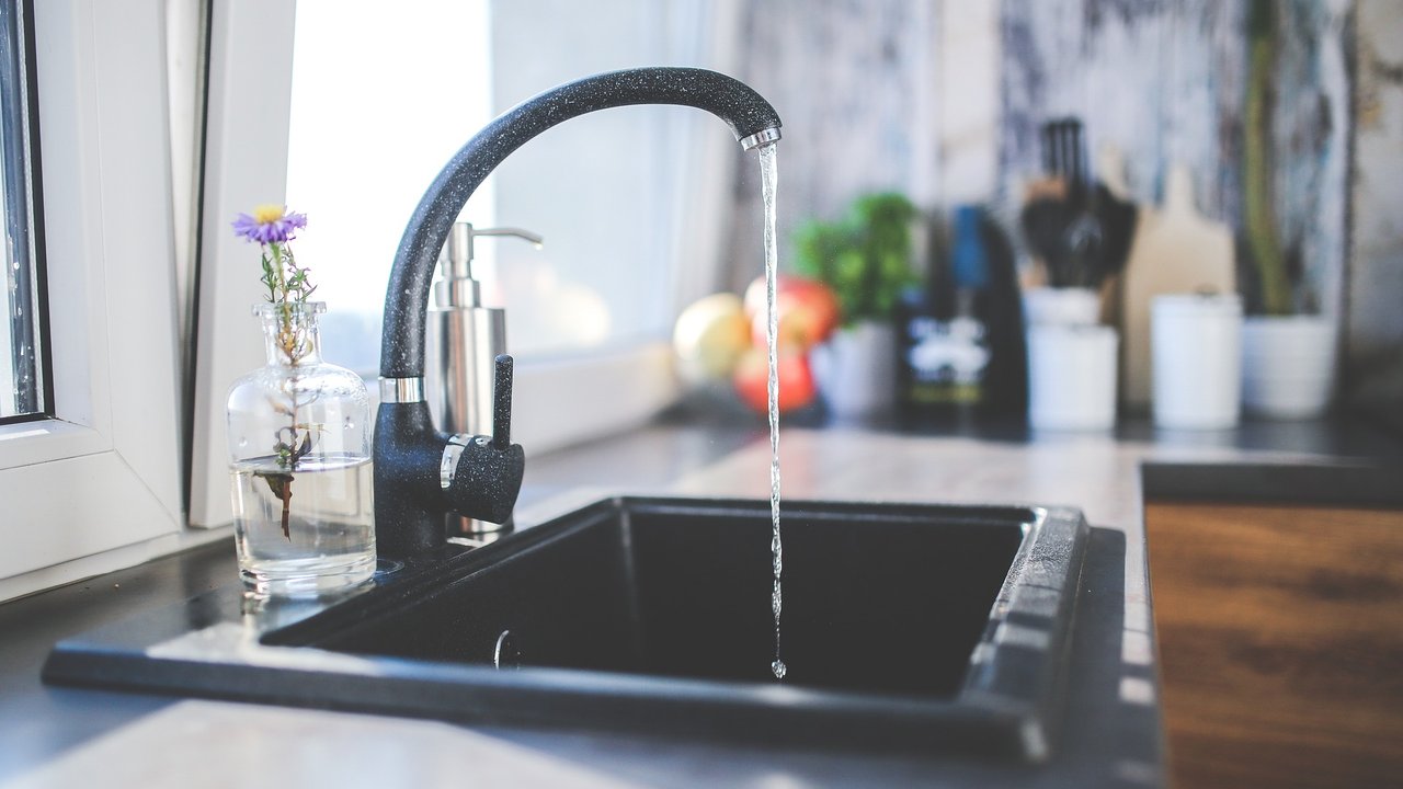 Wird der Hahn aufgedreht, kommt der Wasserfluss schneller wieder in Gang.