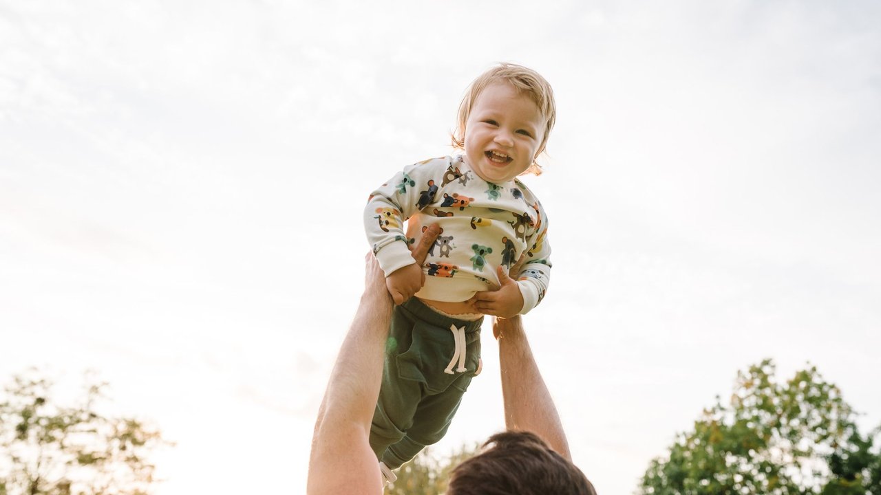 Meilensteine Baby: Papa ist stolz