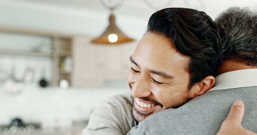 Schwiegersohn Geschenke: Schwiegersohn umarmt Schwiegervater