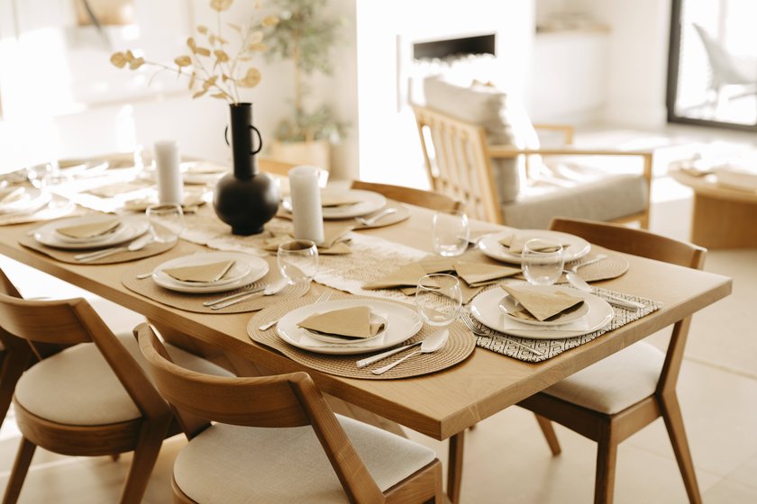 Gedeckter Esstisch im Wohnraum
